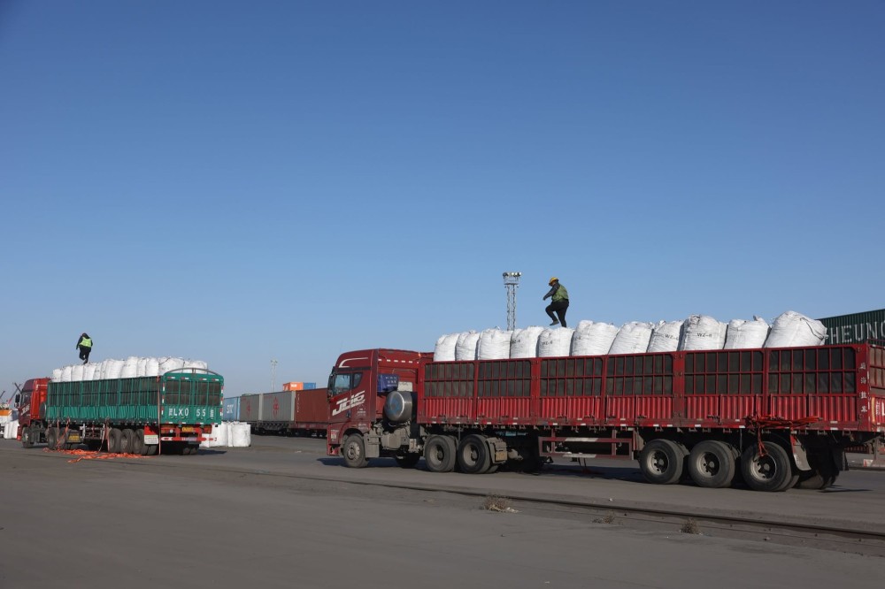 Эрээн хотын гаалийн талбайд 8000 тонн, “Тавантолгой түлш” компанийн үйлдвэрт 35 мянган тонн хагас коксон түлш нөөцөлжээ