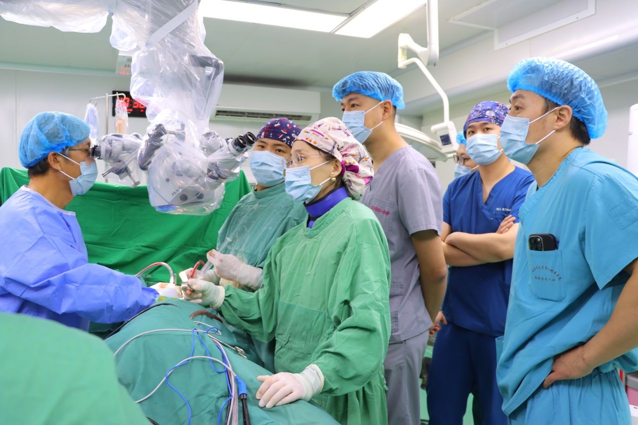 ГССҮТ, БНСУ-ын эмч нарын баг нурууны мэс засал эмчилгээг микроскоп ашиглан амжилттай хийлээ