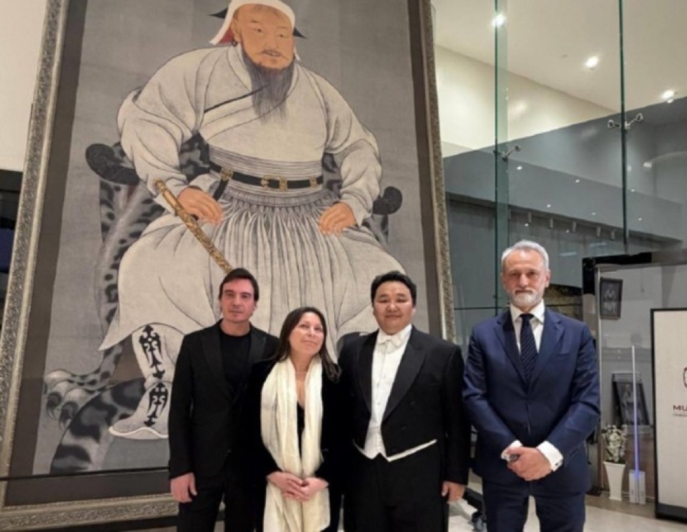 Ардын жүжигчин Э.Амартүвшин Итали улсын ерөнхийлөгчийн зарлигаар "Оддын одон"-оор шагнуулжээ