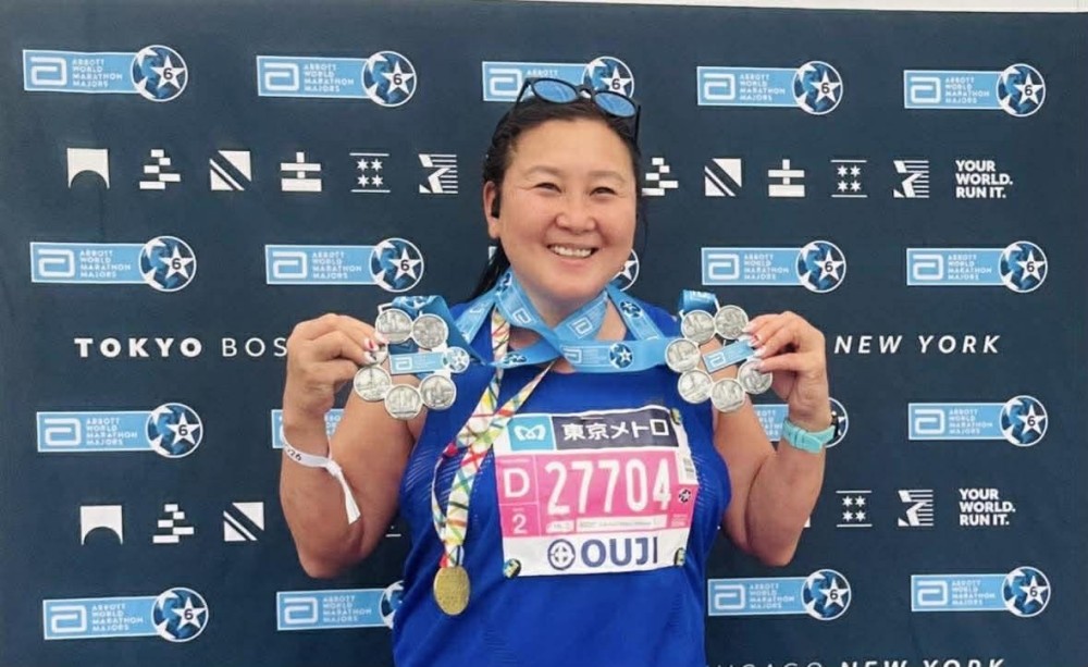 Д.Алимаа дэлхийн их зургаан марафонд гүйж, хос "6 одот" медаль хүртсэн анхны Монгол хүн боллоо