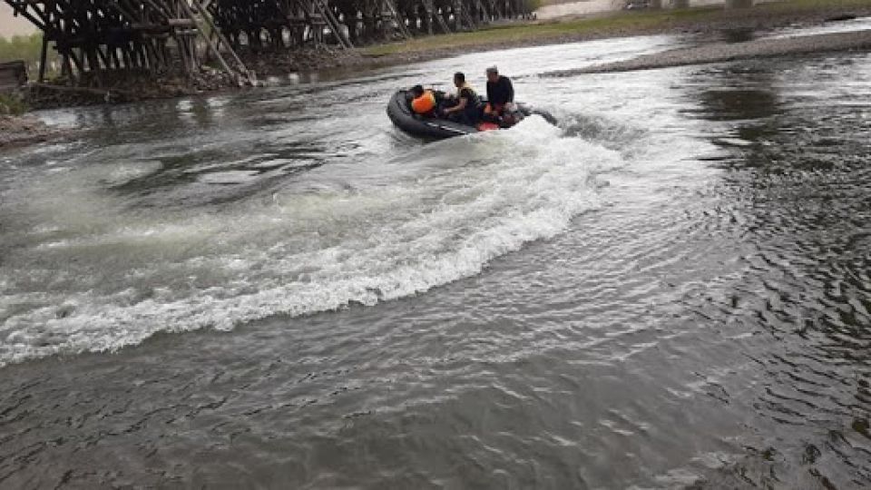 Баянзүрхийн гүүр орчимд голд урсаж байсан гурван хүнийг аварчээ